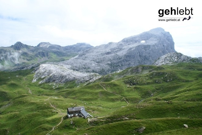 Am Weg zur Schwarzen Scharte blicken wir zurück zur Tilisunahütte und zur Weißplatte.