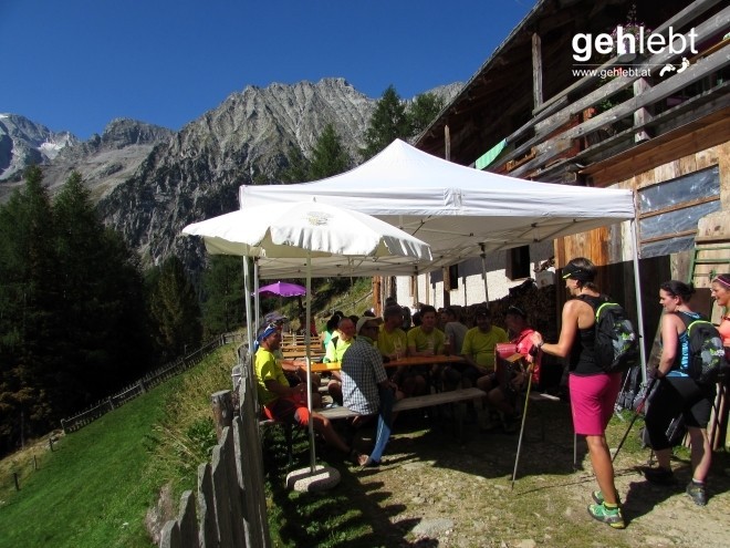 Mit Quetschn-Musik werden die 11-Gipfel-Tour-Menschen an der Steinzgeralm begrüßt.