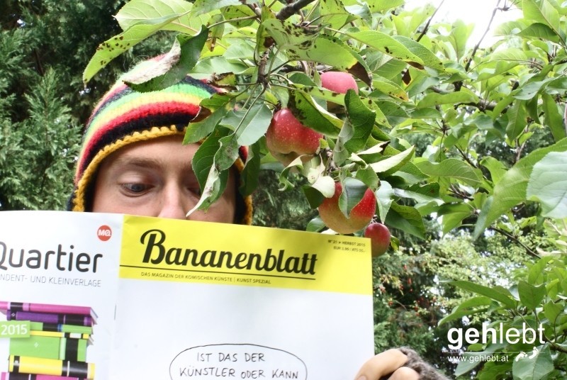 Selbst bei den saftigsten Äpfeln wird der Blick nicht vom Bananenblatt gelassen.