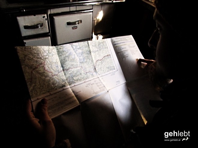 Der Ofen ist noch nicht mal warm, wird schon die Route studiert.
