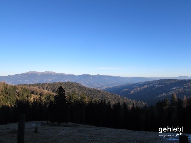 Ned potschad! Der Ausblick in Richtung Koralpe.