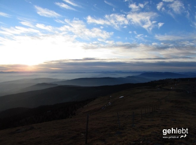 Mit diesem Blick gen Sonnenuntergang verabschieden wir uns vom Gipfel.