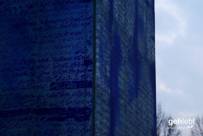 Wer braucht schon Wikipedia, wenn man am 15m hohen Blauen Obelisk auch die Geschichte Charlottenburgs und Berlins nachlesen kann.