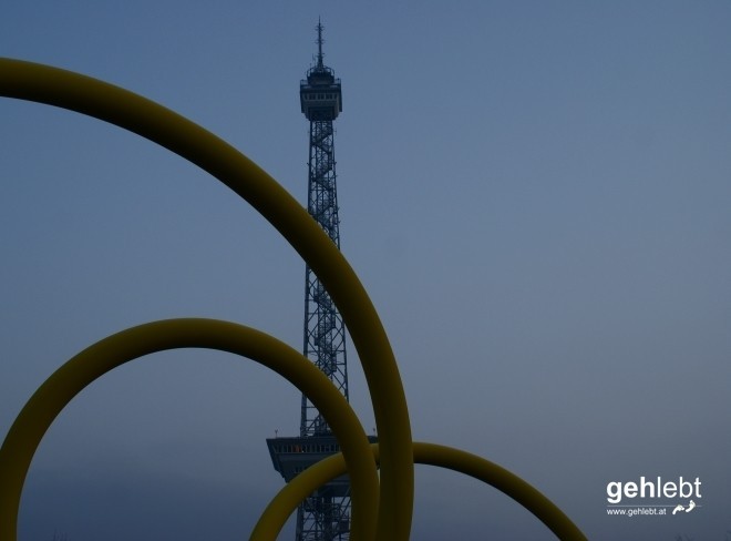 Hier windet sich der Berliner Messeturm in den Himmel.