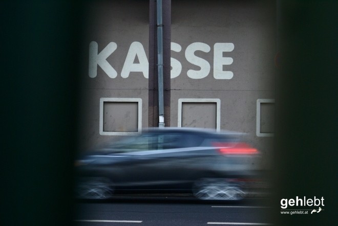 Was es damit auf sich hat, also mit der Kasse und dem Gebäude im Hintergrund, sollte sich mit BERLIN GEHT weiterbilden.