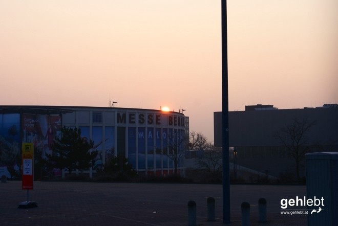 Bringt Farbe, Freude und wohlige Wärme in die Umgebung. Und darüber geht gerade die Sonne auf.