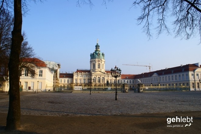 Schloss Charlottenburg mit dem für Berlin typischen Bauwerk: einem Kran.