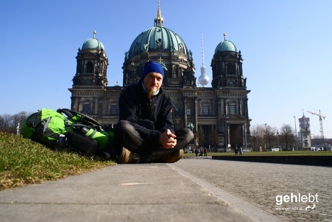 Vollblut-Tourist vor dem Berliner Dom mit Lust auf Garten.