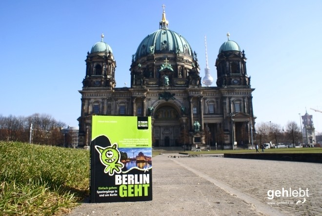 Wer Berlin wirklich kennenlernen will, und nicht nur Bären-Postkarten verschicken und Currywurst vom mobilen Wurstgriller verschlingen möchte, sei das Buch BERLIN GEHT wärmstens, allerwärmstens empfohlen.