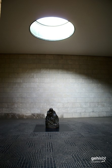 Als zentrale Gedenkstätte für die Opfer von Krieg und Gewaltherrschaft fungiert die "Neue Wache".