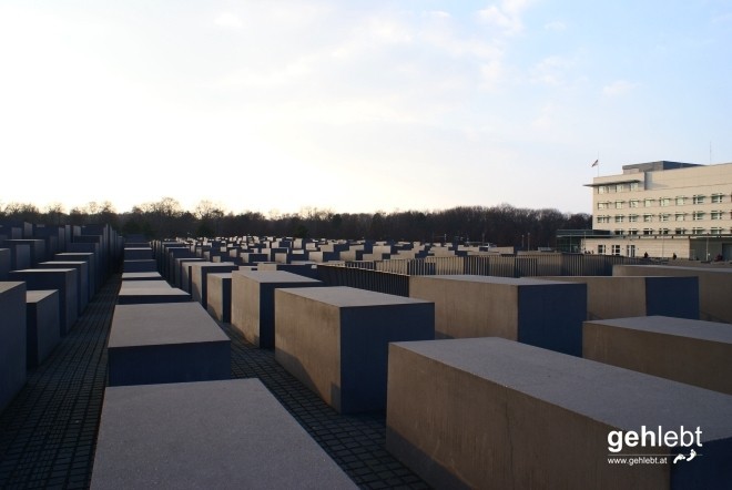 Das Denkmal für die ermordeten Juden Europas wird gerne für komische Fotos herangezogen...heute nicht.