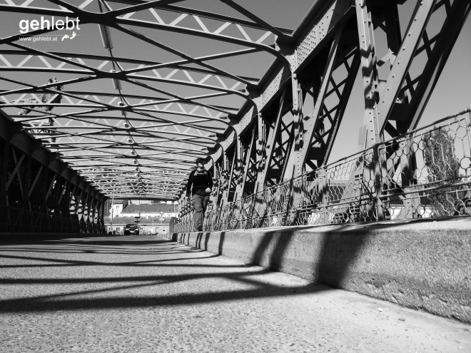 Zwischen Licht und Schatten auf der Josef-von-Schemerl-Brücke.