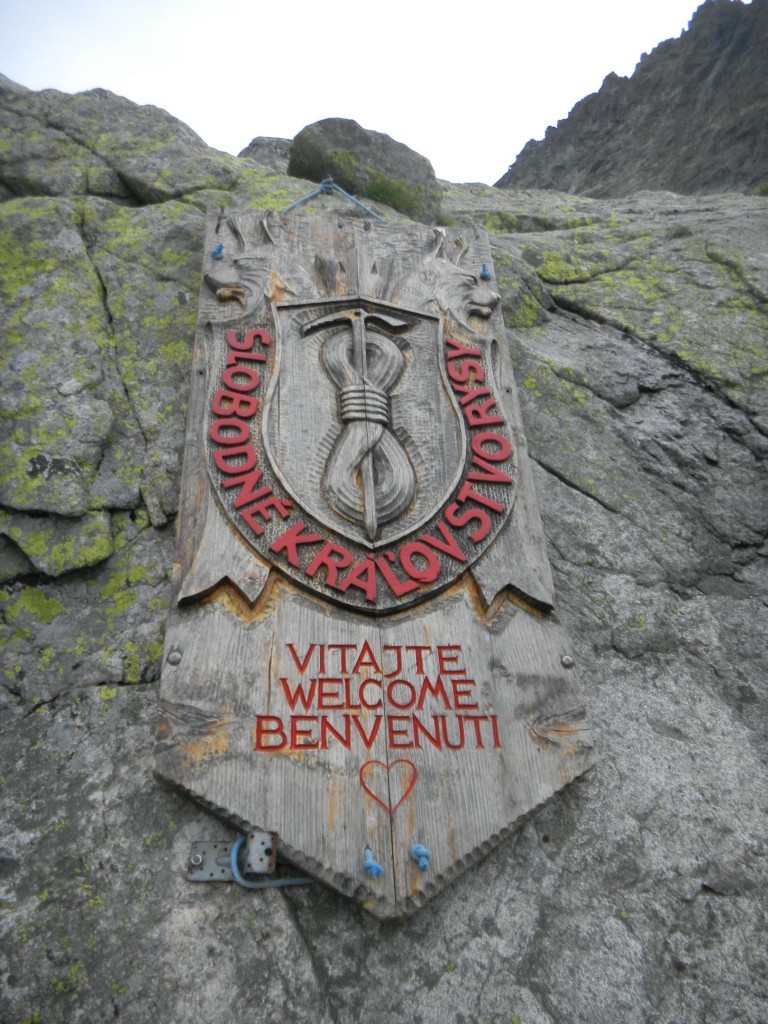 Willkommensschild der Berghütte Chata pod rysmi